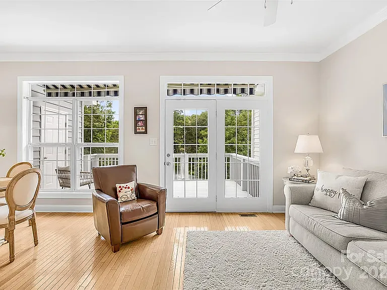 3 bed, 3.5 bath, 2087 sqft, $2,799 — Photo 4