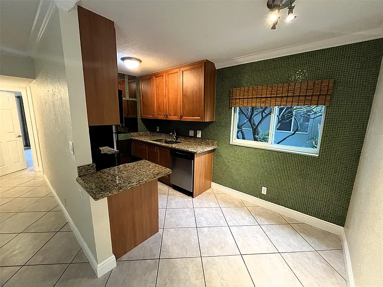 1460 NE 18th St #104 — Photo 8