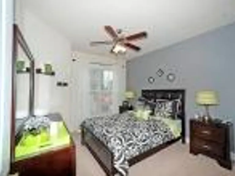 Eagle Harbor Apartments — Photo 19