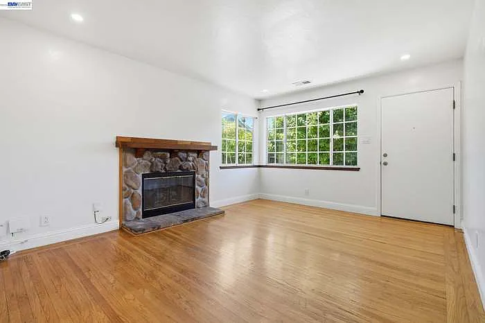 1318 Hudson St — Photo 4