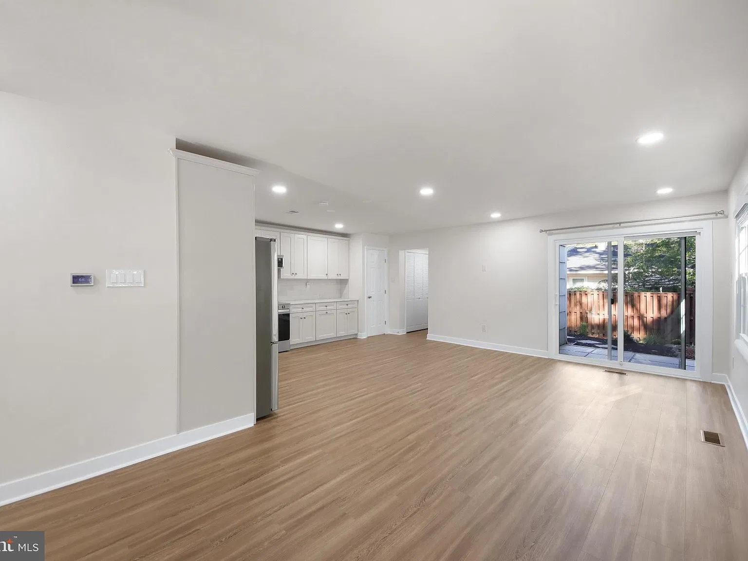 2 bed, 1.0 bath, 858 sqft, $2,300 — Photo 4