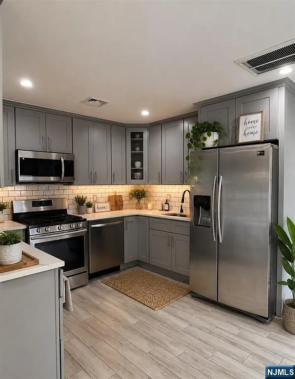 3 bed, 1.0 bath, $2,950 — Photo 2