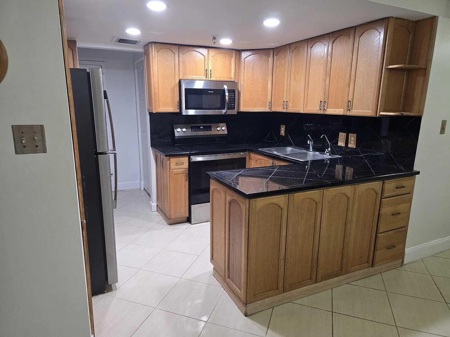 3 bed, 2.0 bath, 1228 sqft, $2,600 — Photo 4
