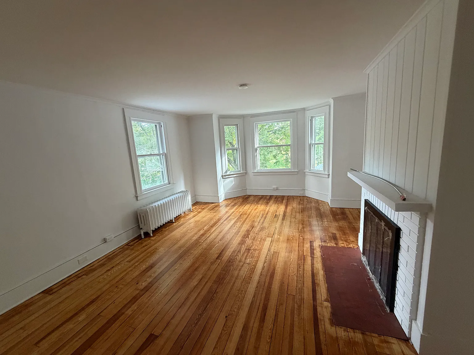 3 bed, 1100 sqft, $2,100 — Photo 2