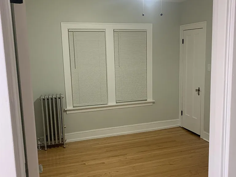 Size: 12 x 10
Features: Ceiling Fan, 4ft Closet Space