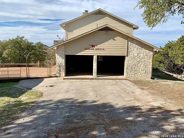 3 bed, 3.5 bath, 4087 sqft, $4,000 — Photo 2