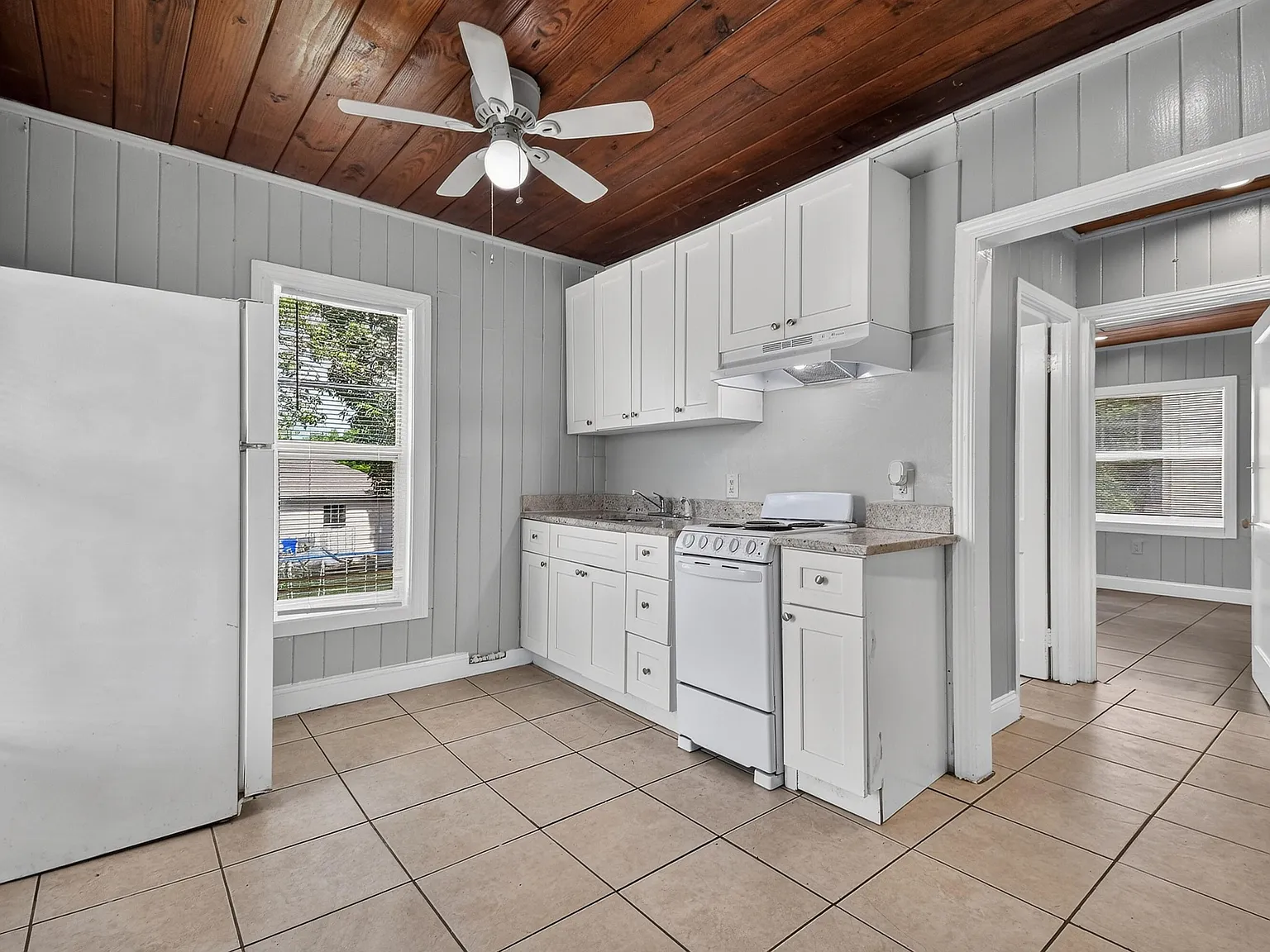 2 bed, 1.0 bath, 900 sqft, $1,695 — Photo 2
