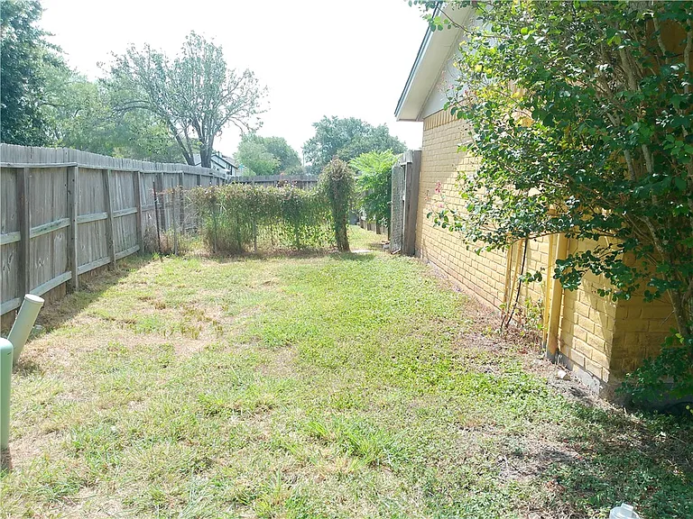 5230 Edinburg Cir — Photo 19
