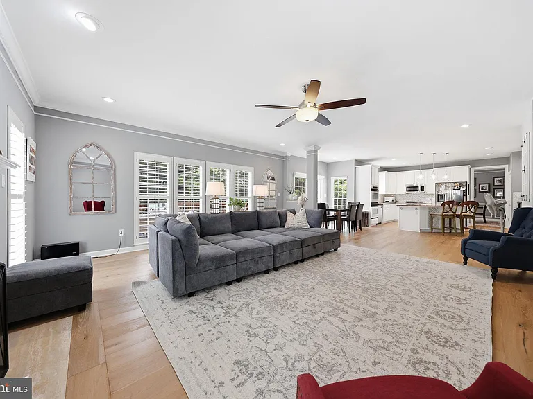 3852 Glasgow Way — Photo 17