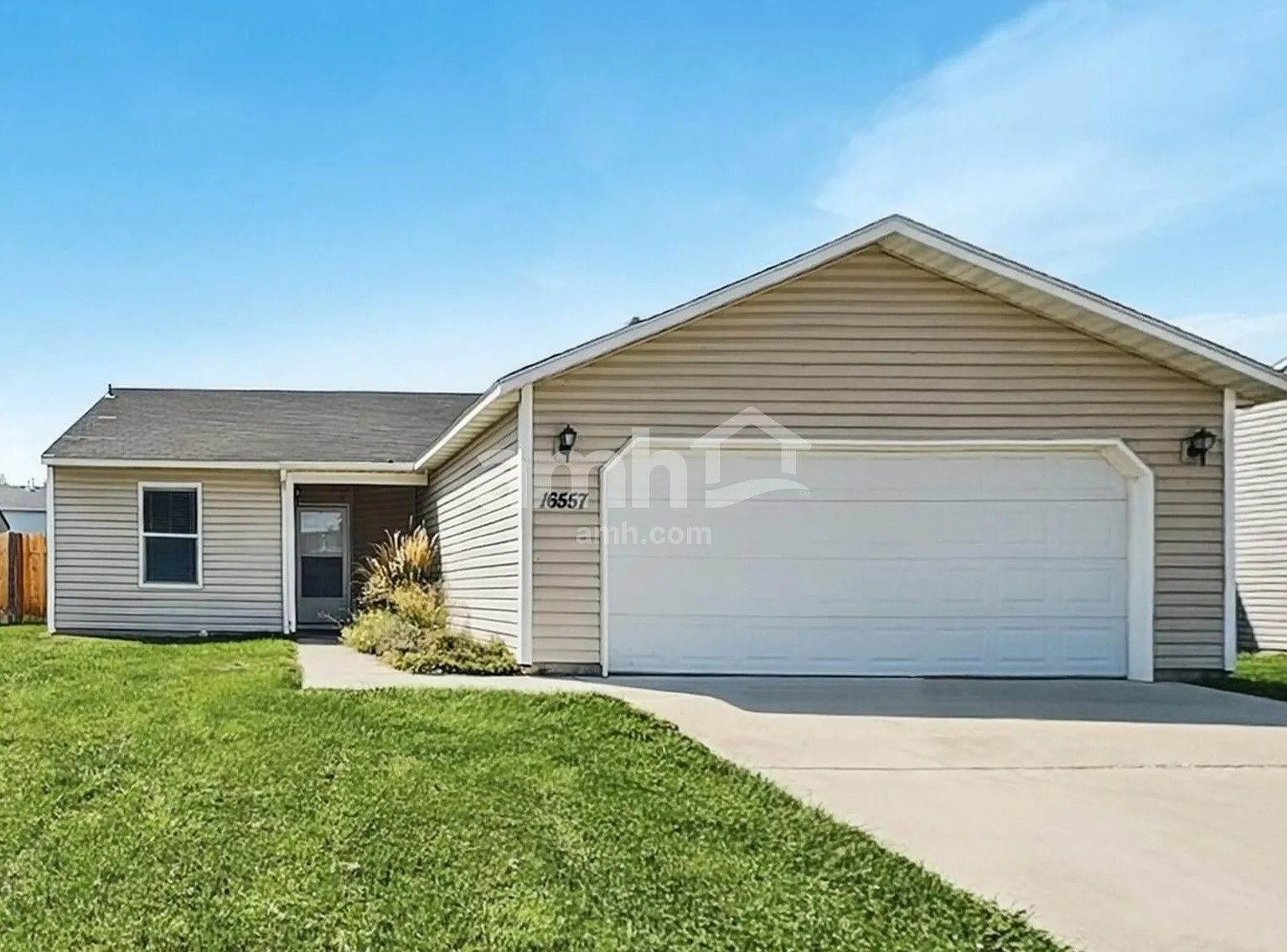 3 bed, 2.0 bath, 1216 sqft, $2,160 — Photo 1