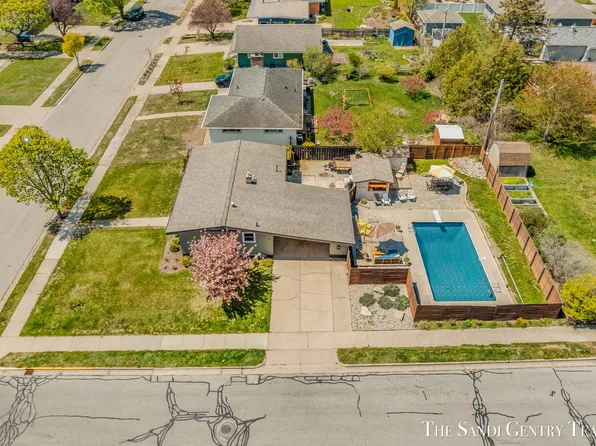 529 Arlington Ave, Grand Haven, MI 49417