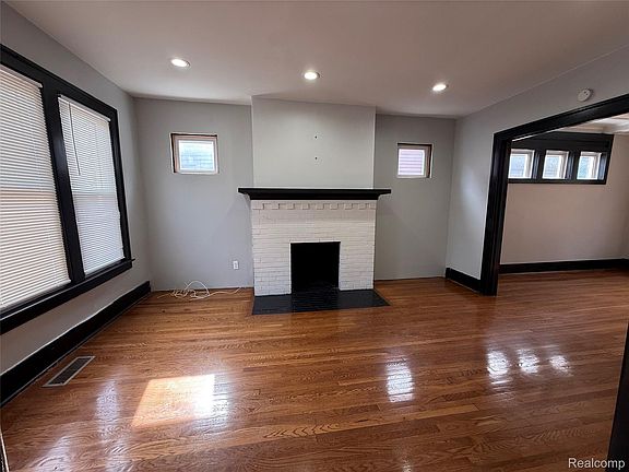 4th image of 373 Marlborough St