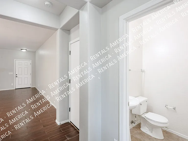 4563 E Oxford Ln — Photo 9