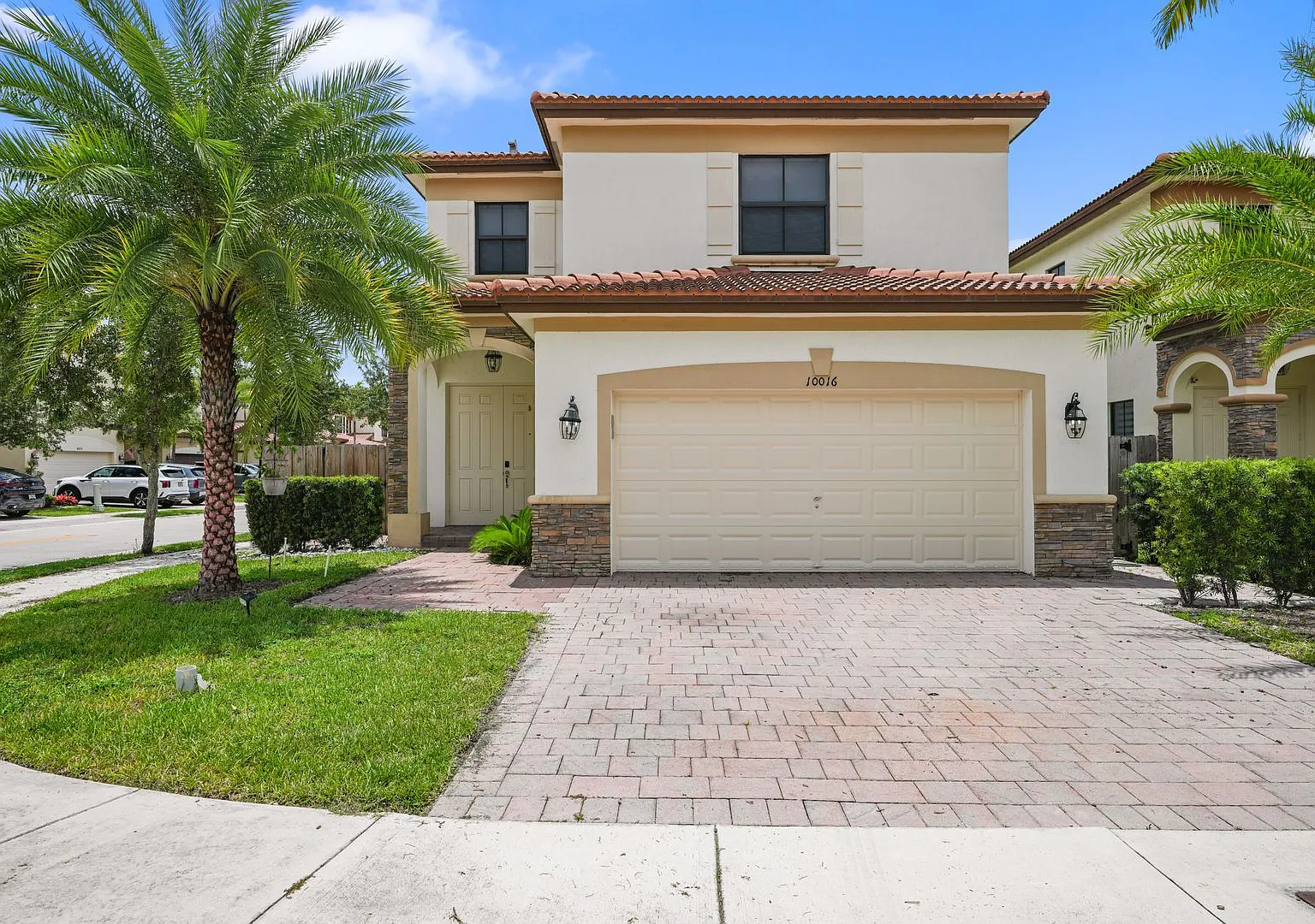 Luxury Furnished Rental in Doral 12 or 7-Month Lease Option — Photo 1