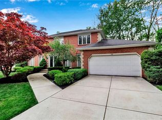 104 Oakview Dr, Williamsville, NY 14221