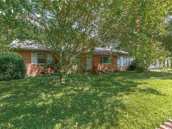 105 NW Henry Ln, Ashland, VA 23005