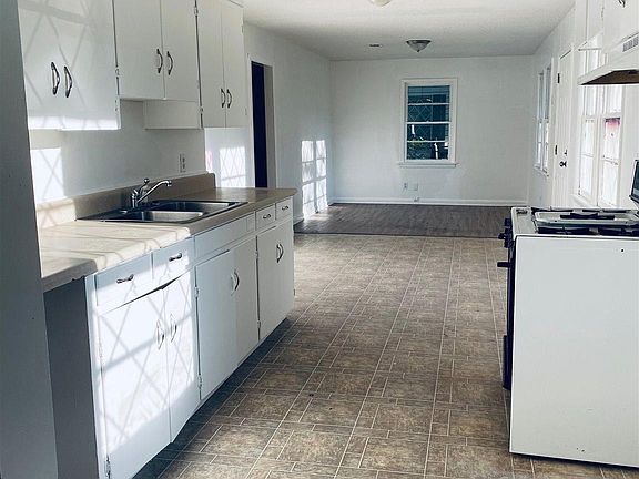5th image of 901 Evergreen St