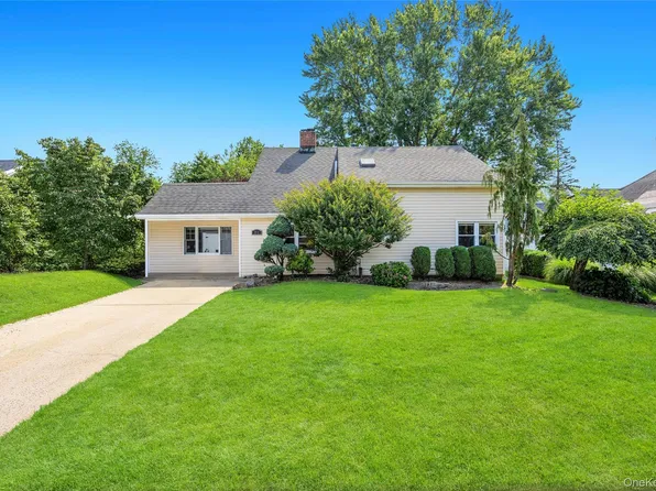 21 Horn Lane, Levittown, NY 11756