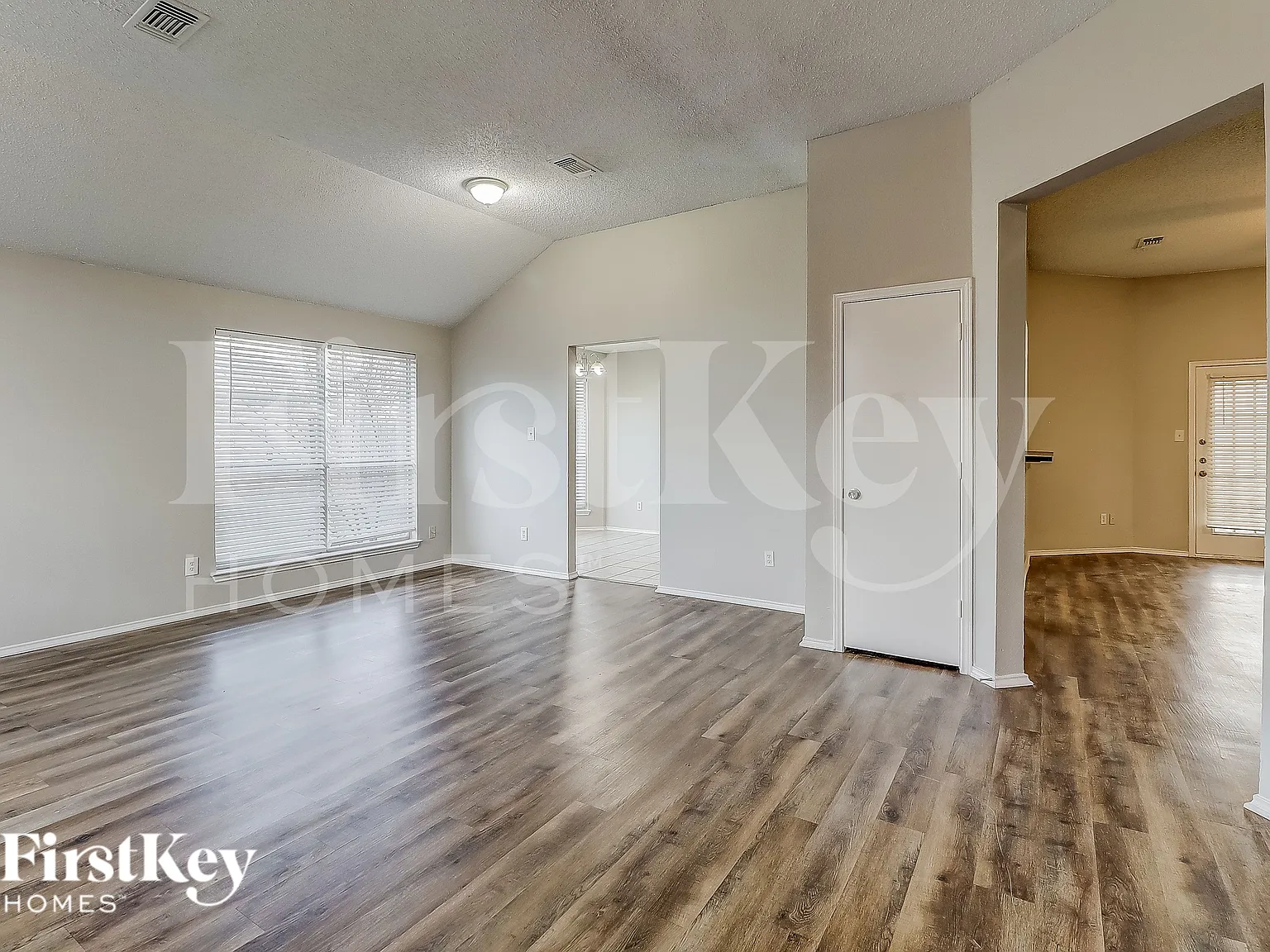 4 bed, 2.0 bath, 2009 sqft, $2,075 — Photo 4