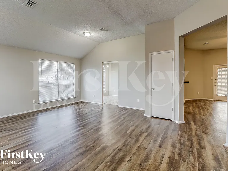 912 Winterbury Ct — Photo 3