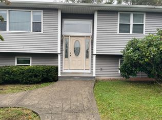 31 Ocean View Dr, Narragansett, RI 02882