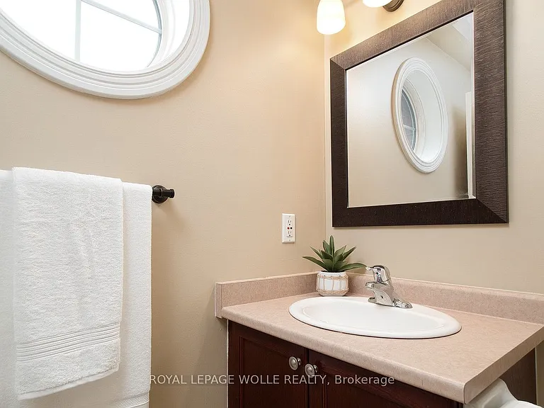 511 Victoria Rd N — Photo 23