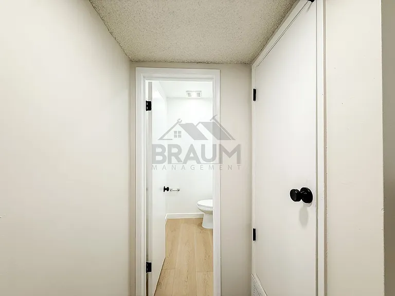 6039 Whitsett Ave — Photo 14