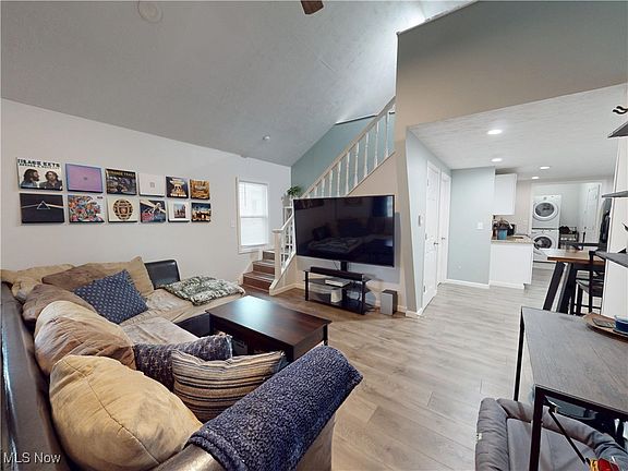 5th image of 26581 Oriole Ave