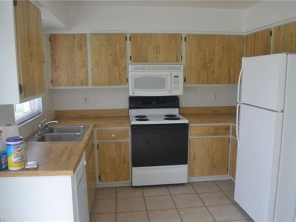 4th image of 813/815 NE 7th Pl