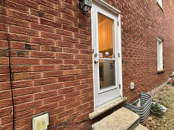 1400 Greenbriar Dr #2, Oakville, ON L6M 1Z9