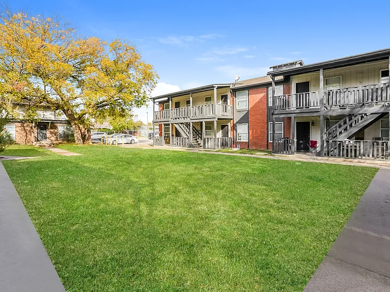 Charl Ann Apartments — Photo 3