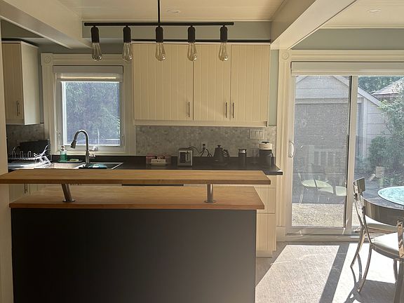 4th image of 943 Colborne St