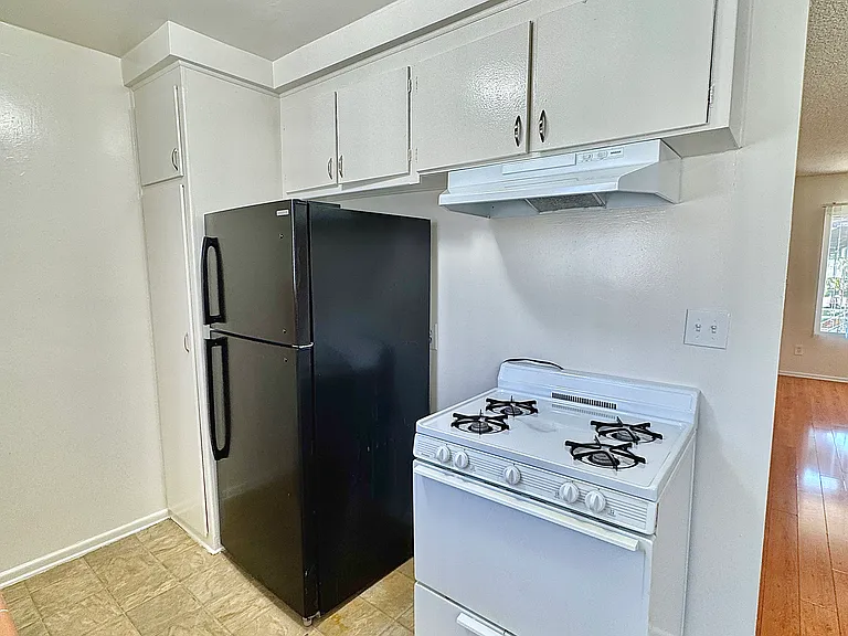 8750 Woodman Ave #18 — Photo 10