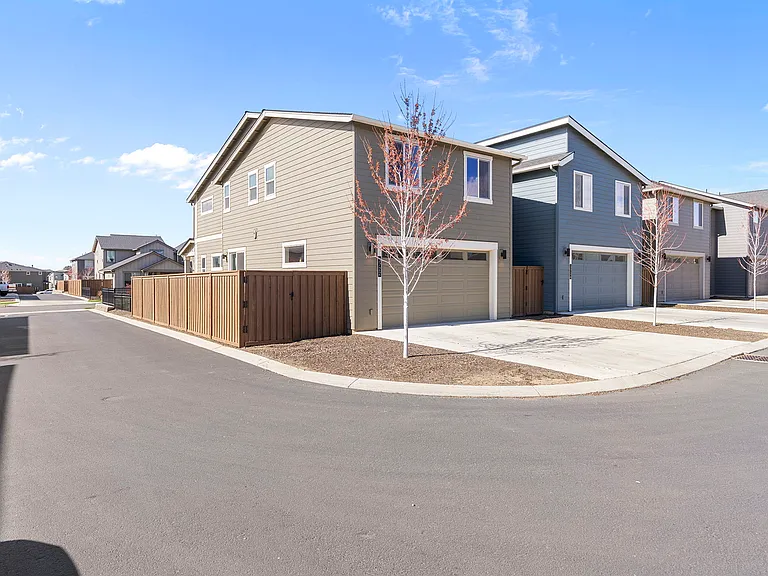 3722 NE Petrosa Ave — Photo 33