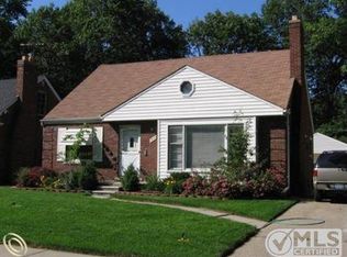 1860 Huntington Blvd, Grosse Pointe Woods, MI 48236