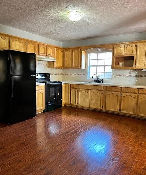 983 Washington Ave — Photo 4