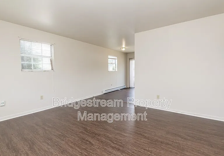 4327 Powell Rd — Photo 3