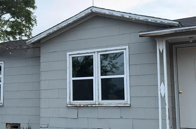 1204 Burleson — Photo 1