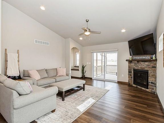 3rd image of 710 Creekside Dr