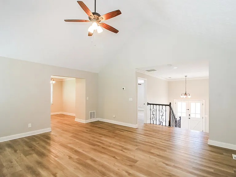 1218 Raleigh Way — Photo 7