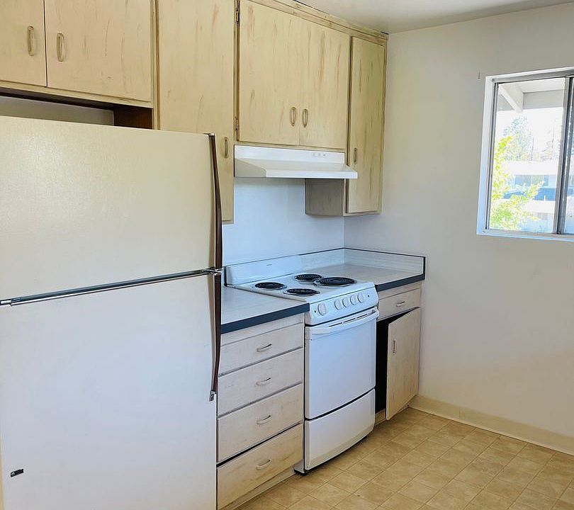1st image of 870 Castlewood Dr APT 3