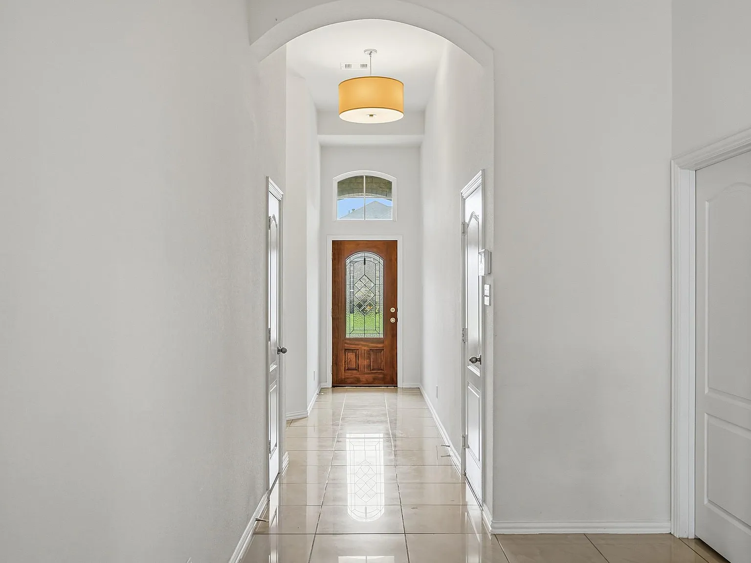 4 bed, 2.0 bath, 2324 sqft, $2,600 — Photo 3
