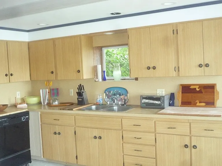 Lower kitchen