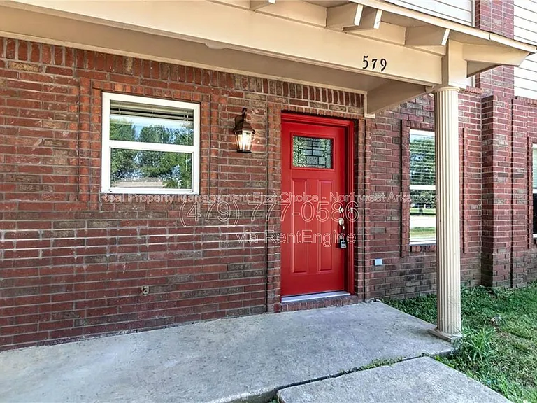 579 W Moan Pl — Photo 2