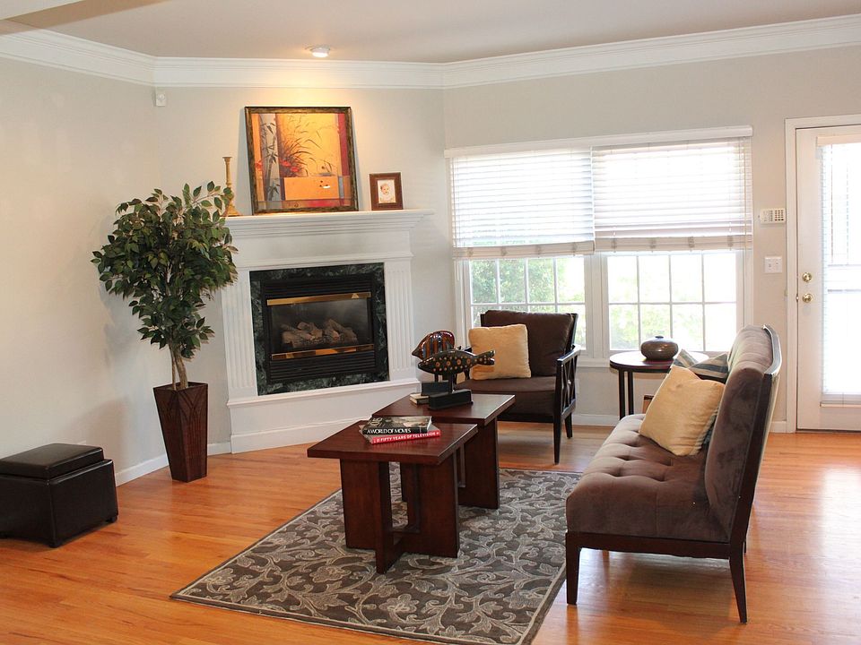 Living Room w Fireplave