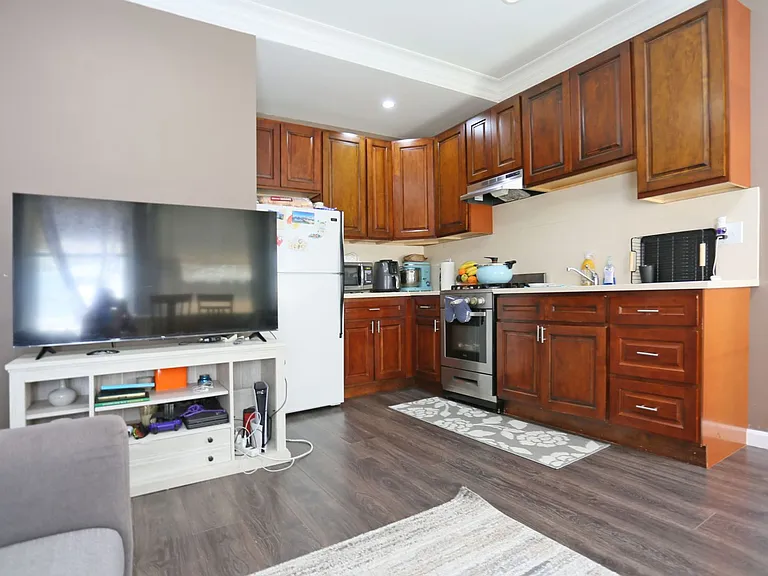 1243 Pine Street — Photo 2