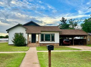 810 Avenue E NW, Childress, TX 79201