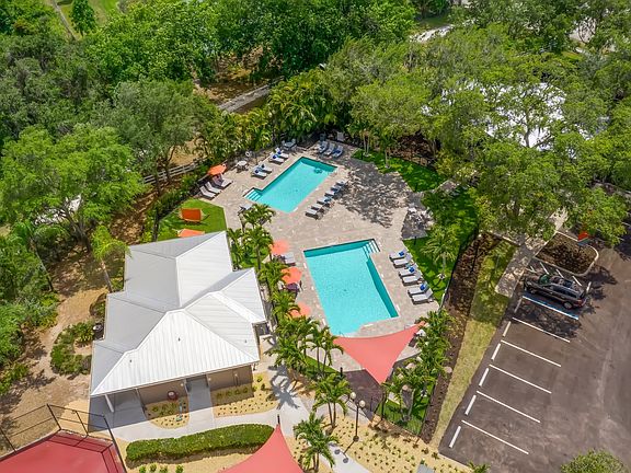 2 Sparkling Swimming Pools