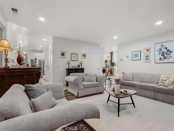 4th image of 106 E 36th St