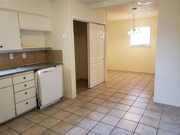 3rd image of 921 Bluebonnet Ln